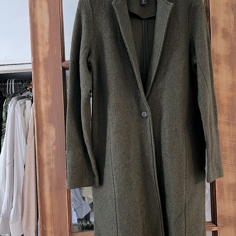 Walking coat. Slash pockets at the hip. 3 opening buttons at each sleeve